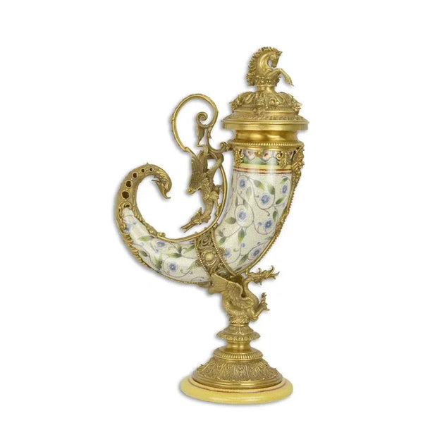 Porseleinen hoorn met bronzen details en decoratieve elementen pt-171