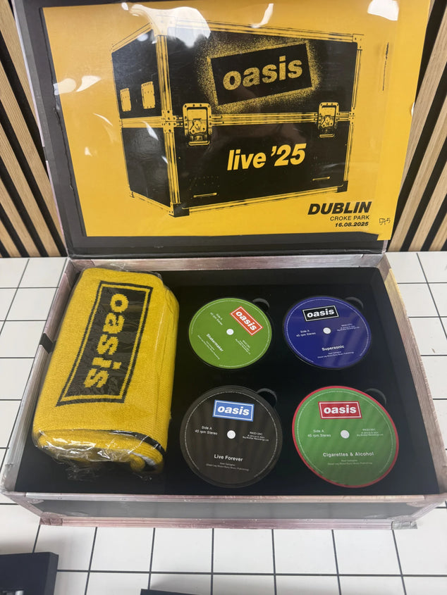 Oasis Live '25 VIP Box incompleet