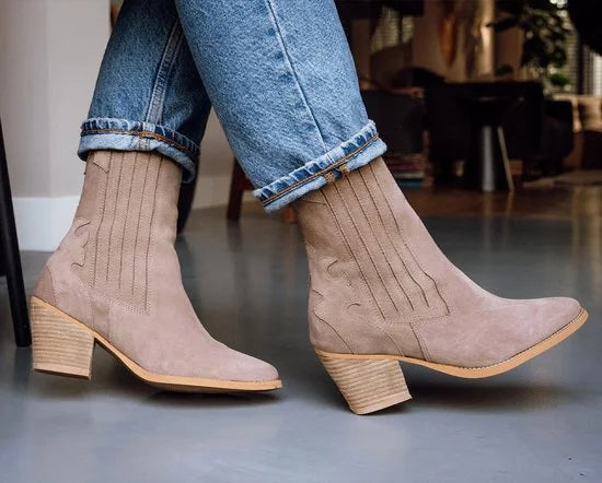Tango | Ella square 9-e taupe suede western ankle boot - natural heel/sole | Maat: 38