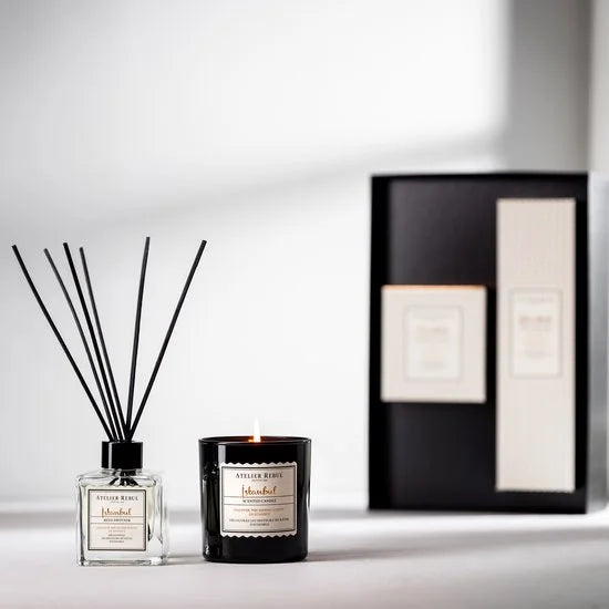 Atelier Rebul Istanbul Luxury Home Geschenkset - Geurstokjes (120ml) + Geurkaars (210g) - Houtig & Kruidige Geur - Cadeau voor Vrouw - Cadeau voor Man