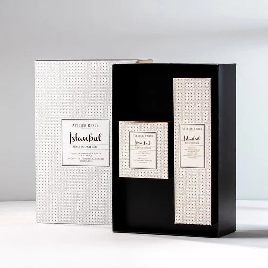 Atelier Rebul Istanbul Luxury Home Geschenkset - Geurstokjes (120ml) + Geurkaars (210g) - Houtig & Kruidige Geur - Cadeau voor Vrouw - Cadeau voor Man